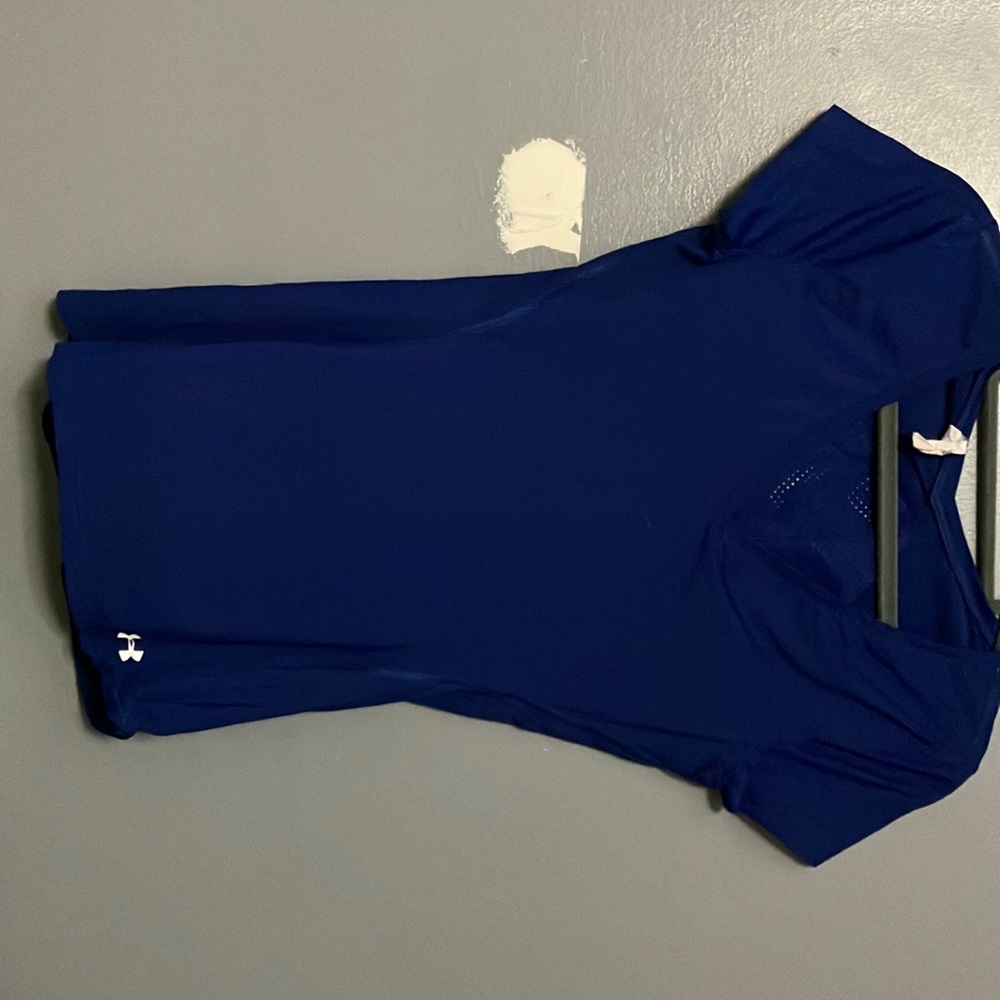 Under armor, heat gear woman’s shirt
